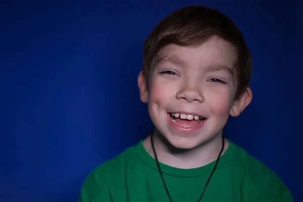 Retrato Feliz Pacífico Menino Loiro Nove Anos Sorrindo Fundo Azul — Fotografia de Stock