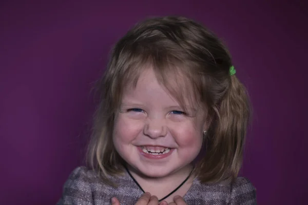 핑크 색 배경에 파란 눈을 가진 행복 한 세 살짜리 금발 소녀의 사진 — 스톡 사진