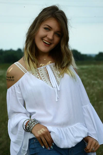 Portret szczęśliwej flirciarki pięknej kobiety w białej bluzce w terenie. Tymczasowy tatuaż. Rysunki na ciele. Hipisem. Miłość natury. — Zdjęcie stockowe