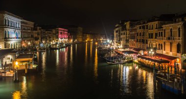 Kanal İtalya'da, gece, Venedik'teki Rialto köprüsünden görüntülemek