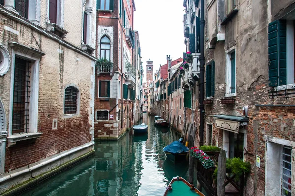 Νερό κανάλι στη Βενετία με βάρκες στην Ιταλία — Φωτογραφία Αρχείου