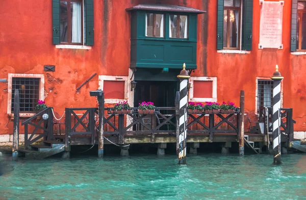 Είσοδος σκαφών στη Βενετία της Ιταλίας, διακοσμημένο με λουλούδια — Φωτογραφία Αρχείου