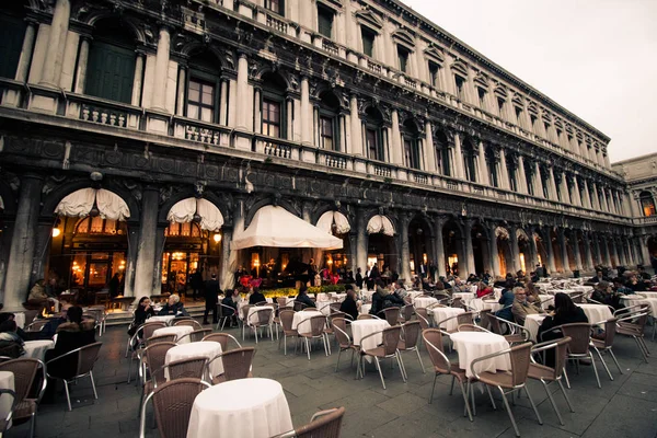 O caffe Florian, famoso restaurante em Veneza na praça St. Mark na Itália — Fotografia de Stock
