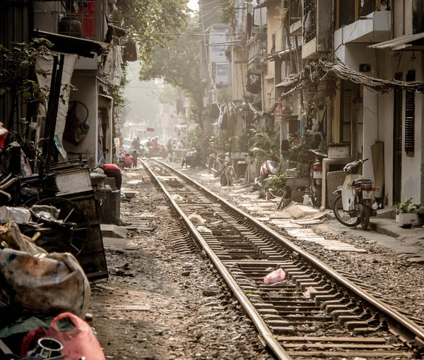 Imagem editorial dos trilhos através da cidade de Hanói — Fotografia de Stock