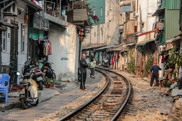 Imagem editorial dos trilhos através da cidade de Hanói — Fotografia de Stock