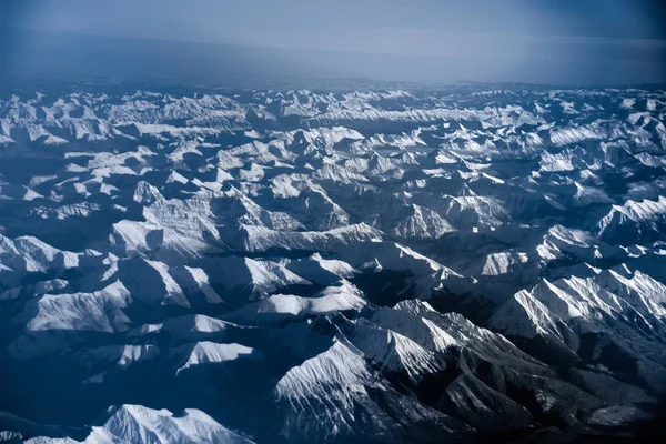 Vista aérea sobre as montanhas rochosas do avião — Fotografia de Stock