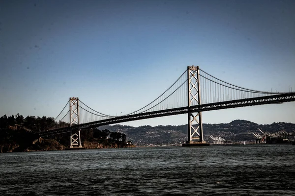 Oakland Bay Bridge in San Francisco verbinden met Treasure islan — Stockfoto