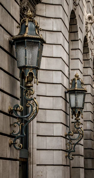 Eski Vintage fenerler bir taş duvara asılı