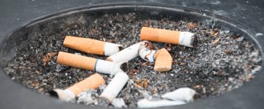 Füme sigara ile kirli siyah kül tablası