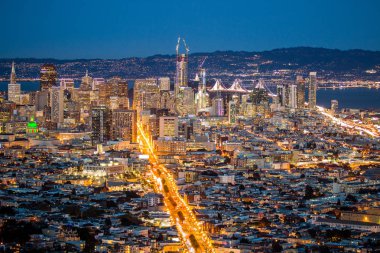 Gece tarafından San Francisco, California ABD üzerinden görünüm