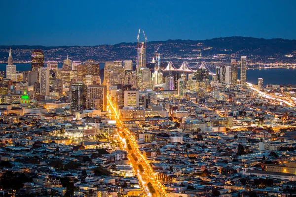 Θέα πάνω από το Σαν Φρανσίσκο από τη νύχτα, Καλιφόρνια ΗΠΑ — Φωτογραφία Αρχείου