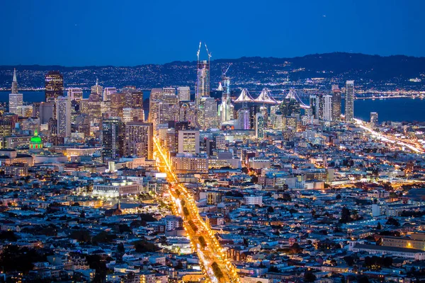 Θέα πάνω από το Σαν Φρανσίσκο από τη νύχτα, Καλιφόρνια ΗΠΑ — Φωτογραφία Αρχείου