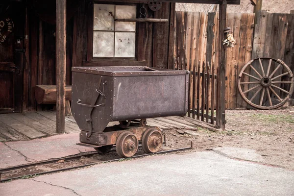 Calico, hayalet çekici gümüş ulaşım için metal madenciliği sepeti — Stok fotoğraf