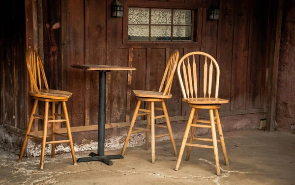 Ahşap masa calico ghost Town bar ve bar tabureleri — Stok fotoğraf