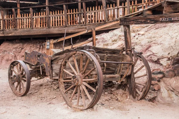 Alaca hayalet kasaba ABD'de ahşap eski wagon — Stok fotoğraf