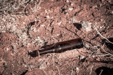 Doğada, çöl kirliliğinin atılır bir cam şişe