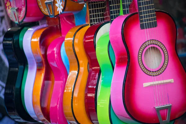 Kolorowe ukulele na rynku — Zdjęcie stockowe