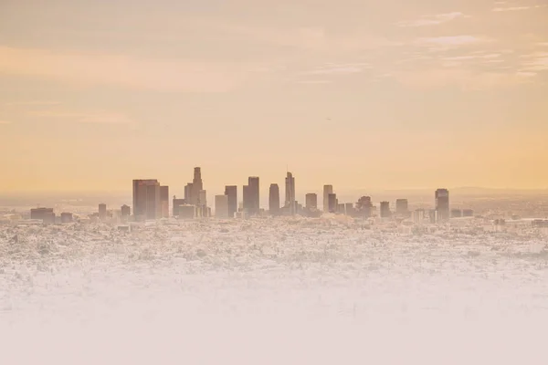 ลอสแองเจลิส สกายไลน์ พร้อมตึกระฟ้าจากฮอลลีวูด ฮิลล์ — ภาพถ่ายสต็อก