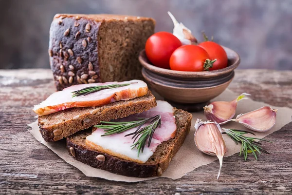 Традиционные украинские бутерброды с коричневым ржаным хлебом и копченым — стоковое фото