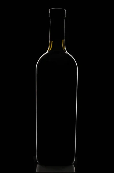 Elegante botella de vino negro con tapón reflejado en el fondo negro . — Foto de Stock