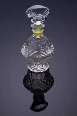 Kesme cam kristal şişe mavi gri arka plan üzerine yansıyan