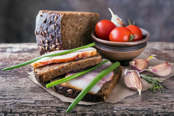 Традиционные украинские бутерброды с коричневым ржаным хлебом, копченая ля — стоковое фото