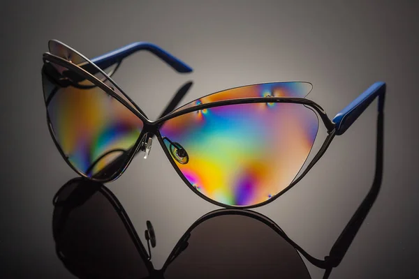 Stylowe okulary polaryzacyjne odzwierciedlenie kolorowe. — Zdjęcie stockowe