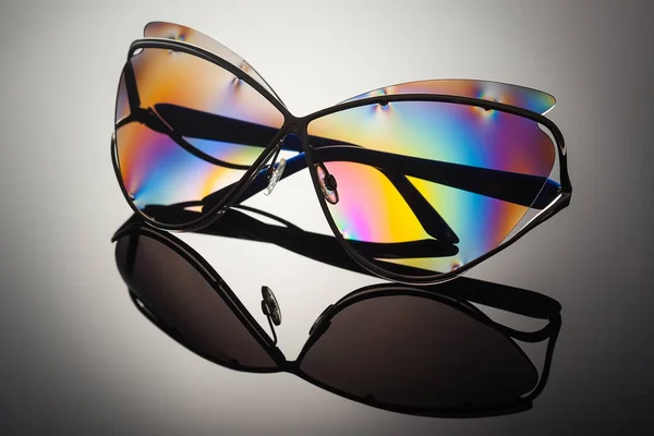Stylowe okulary polaryzacyjne kolorowe odbite z ucha składane — Zdjęcie stockowe