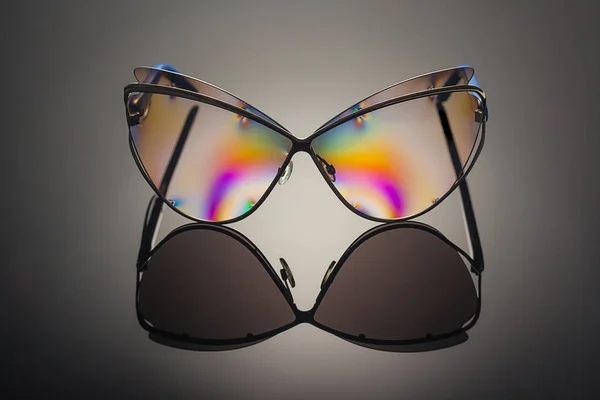 Widok z przodu z przezroczyste spolaryzowane kolorowe odzwierciedlenie sunglasse — Zdjęcie stockowe