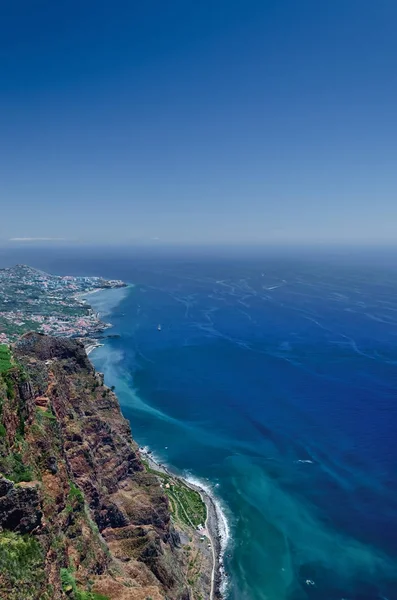 Vista del océano Atlántico, cielo azul, costa rocosa y parte de Ca — Foto de Stock