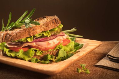 Çavdar ekmeği sandviç sağlıklı snack için