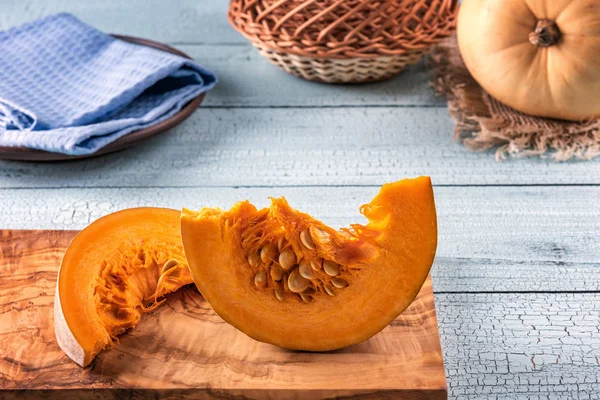 Zeytin ağacının üzerinde portakal kabağı dilimleri