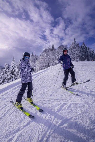 Happy father ans son are skiing and having fun — Stock Photo, Image