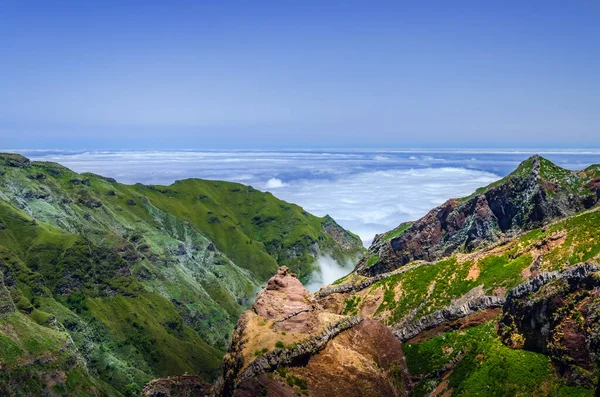마데이라 수평의 위에서 내려다보면 초목으로 뒤덮여 과봉우리 구름이 보인다 — 스톡 사진