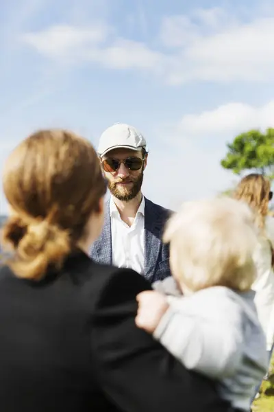 Mannen tittar på kvinnan och barnet — Stockfoto