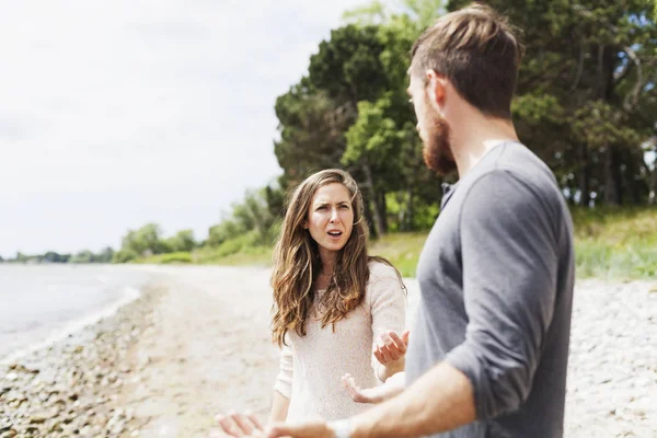 Man and woman discussing — Stock Photo, Image