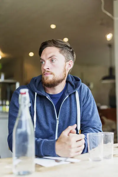 Man looking away — Stock Photo, Image