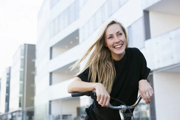 Högskolestudent lutar på cykel — Stockfoto