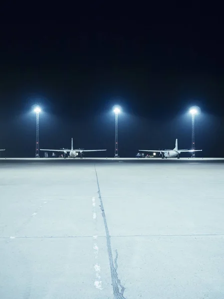 Projetores iluminados na frente de aviões — Fotografia de Stock