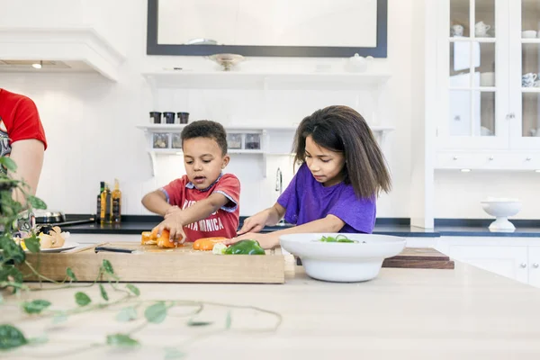 Madre con niños cocinando juntos —  Fotos de Stock