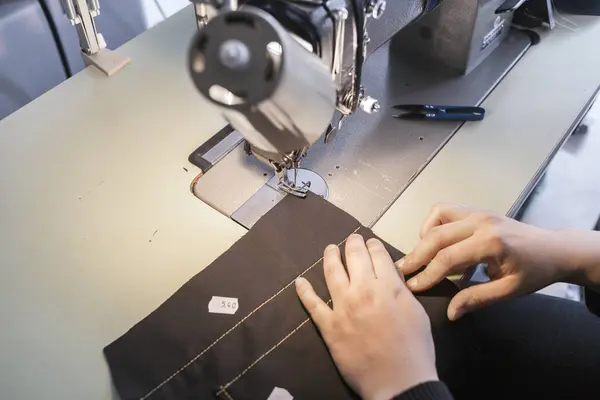 Fashion designer using sewing machine — Stock Photo, Image