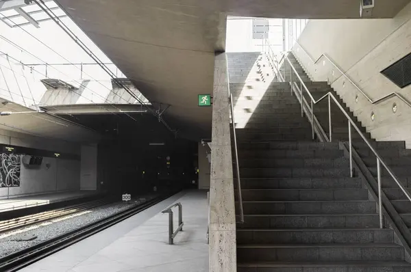 Stufen und Bahnsteig im Bahnhof — Stockfoto
