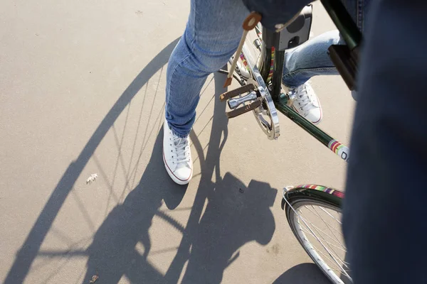 Homme à vélo sur la rue — Photo