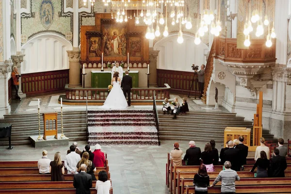 Vigselceremoni i kyrkan — Stockfoto