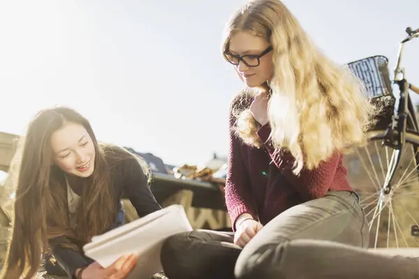 Teenage friends reading book — Stock Photo, Image