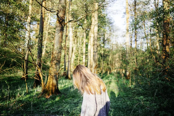 Mujer caminando en el bosque — Foto de Stock
