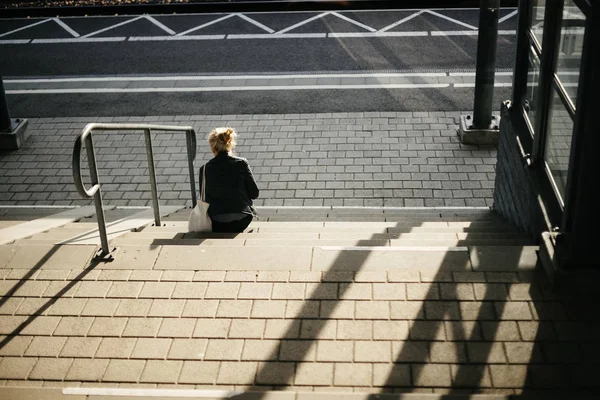 Woman sitting on steps — Stock Photo, Image