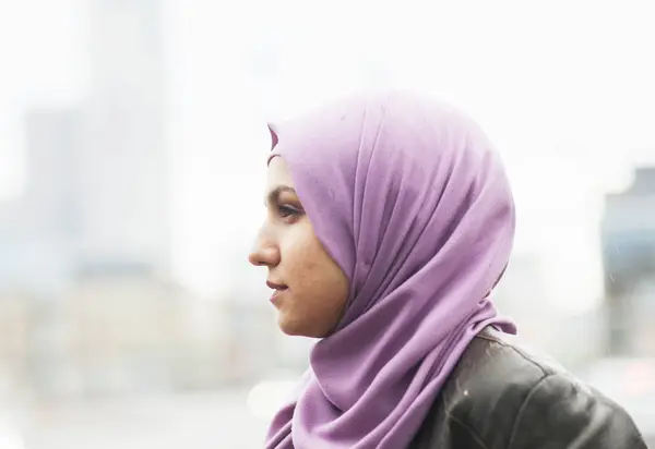 Thoughtful woman looking away — Stock Photo, Image