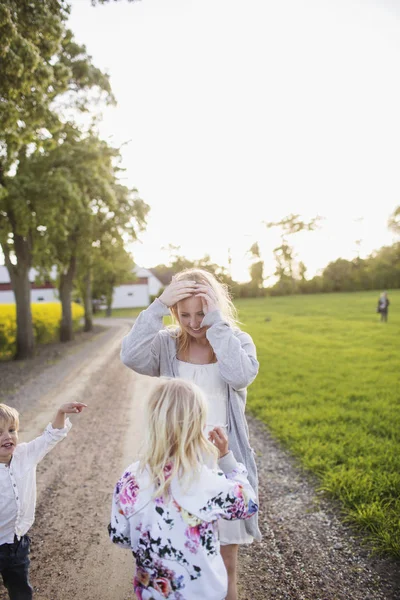 Lycklig familj står på grusväg — Stockfoto