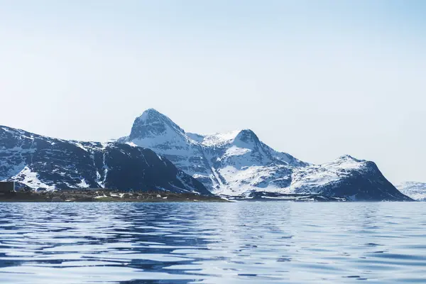 雪の覆われた風景と海 — ストック写真